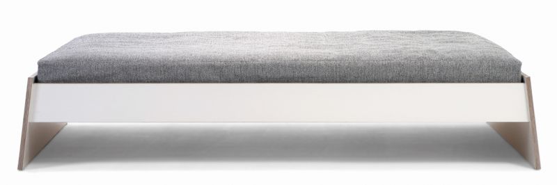 Stockholm Bett von Richard Lampert, 160 cm breit, Birke Multiplex, weiß, ohne Kopfteil.